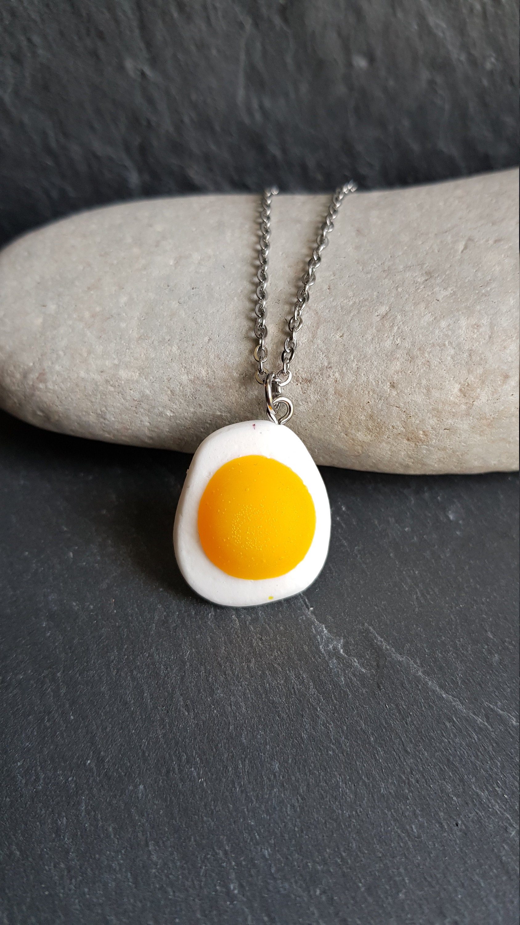 Anhänger Aus Harz in Form Eines Spiegelei-Bonbons. Einzeln Oder Mit Kette Erhältlich von CleopheaResinea