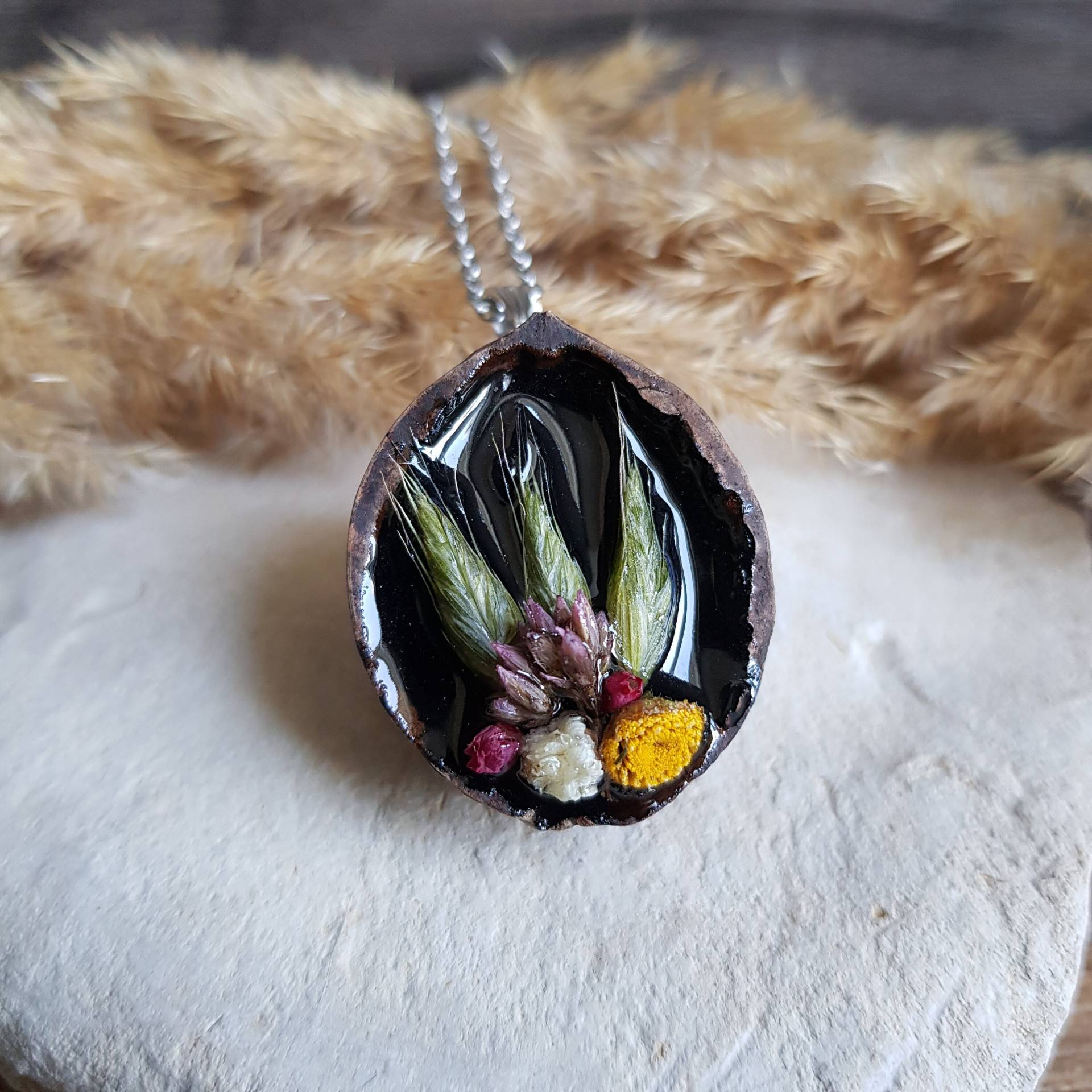 Anhänger Aus Nüssen Und Getrockneten Blumen. Halsketten Natürlichen Muttertagsgeschenk Anhänger Aus Nüssen Und Getrockneten Blumen. Halsketten Natürlichen Muttertagsgeschenk von CleopheaResinea