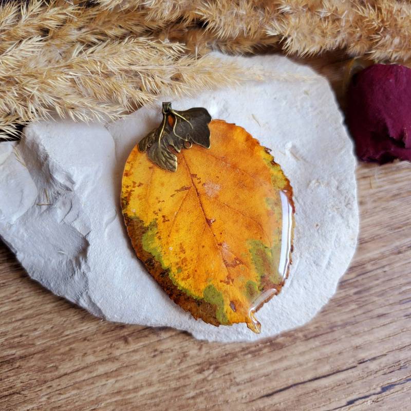 Apfelblatt-Anhänger. Einzeln Oder Mit Kette Erhältlich. Getrockneter Blattschmuck. Herbstschmuck von CleopheaResinea