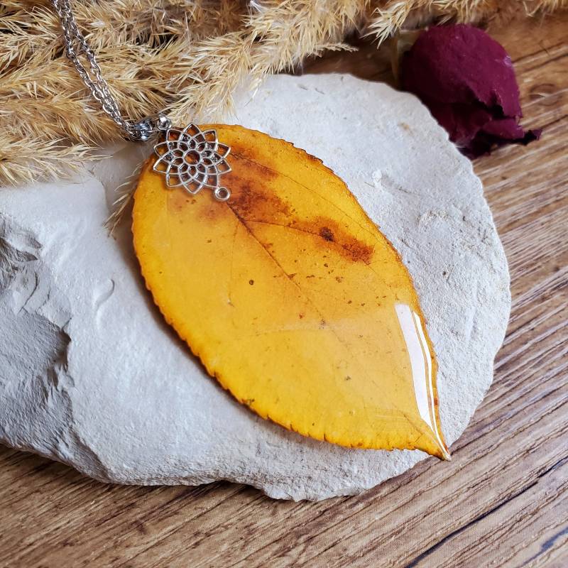 Apfelblatt-Anhänger. Einzeln Oder Mit Kette Erhältlich. Halskette Aus Getrockneten Blättern. Herbstschmuck von CleopheaResinea