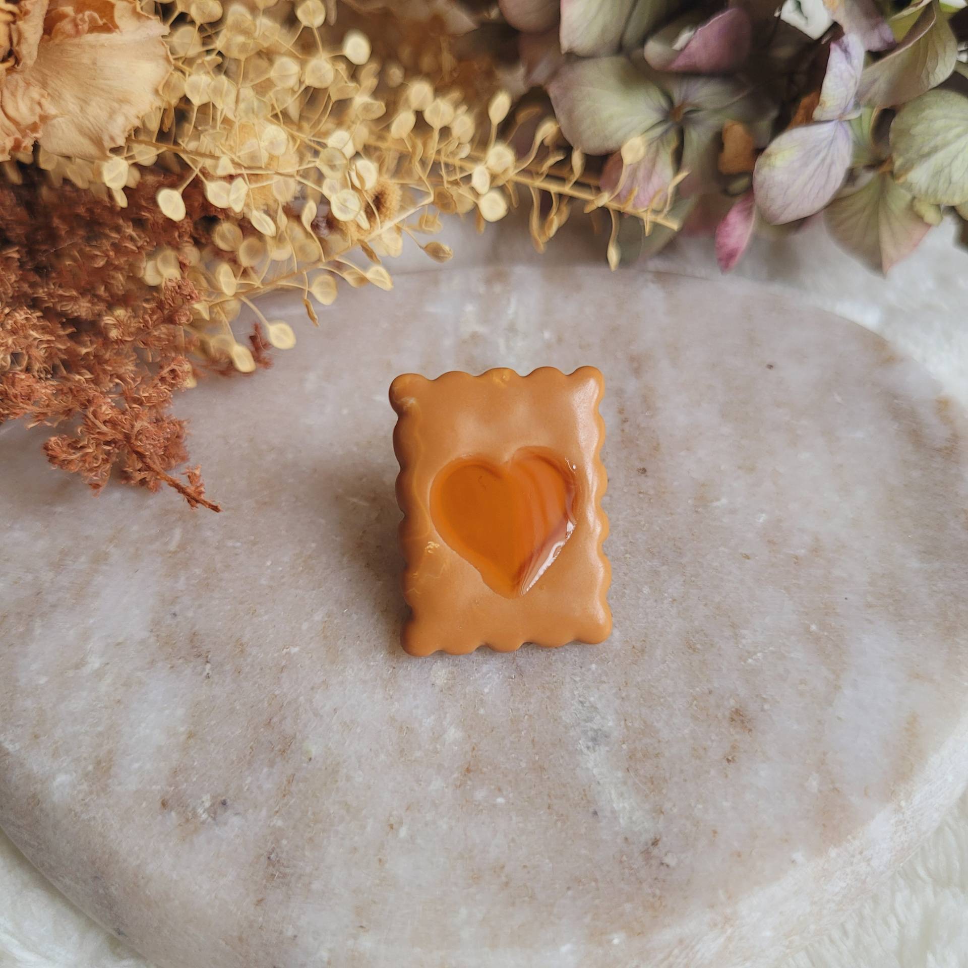 Aprikosenherz-Keks-Anstecknadel Aus Harz - Gourmet-Trompe-L'œil-Brosche, Lustiges Und Originelles Accessoire von CleopheaResinea
