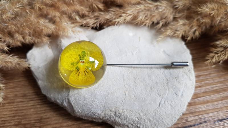 Brosche Aus Getrockneten Stiefmütterchenblüten. Florale Halbkugelbrosche. Blumen von CleopheaResinea