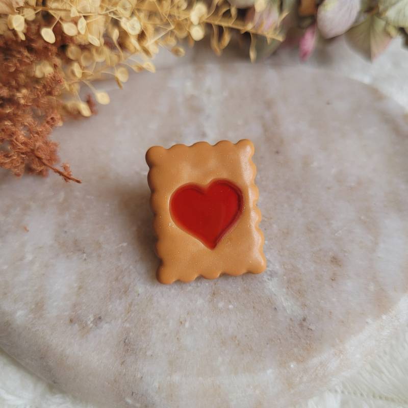Erdbeerherz-Keks-Anstecknadel Aus Harz - Gourmet-Trompe-L'œil-Brosche, Lustiges Und Originelles Accessoire von CleopheaResinea