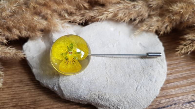 Brosche Aus Getrockneten Stiefmütterchenblüten. Florale Halbkugelbrosche. Blumen. Lehrergeschenk Zum Jahresende von CleopheaResinea