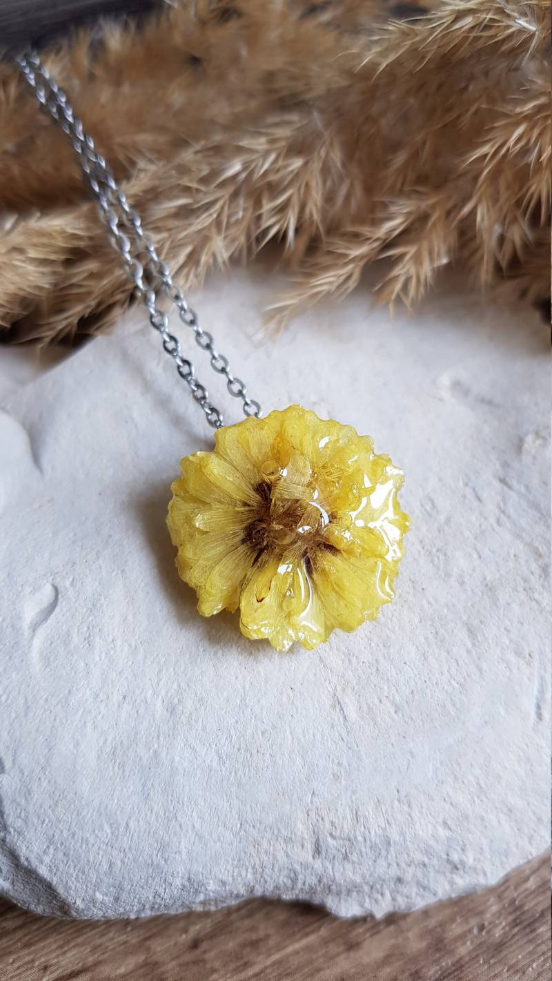 Kristallisierter Anhänger Aus Getrockneten Chrysanthemenblüten. Einzeln Oder Mit Kette Erhältlich. Blumen von CleopheaResinea