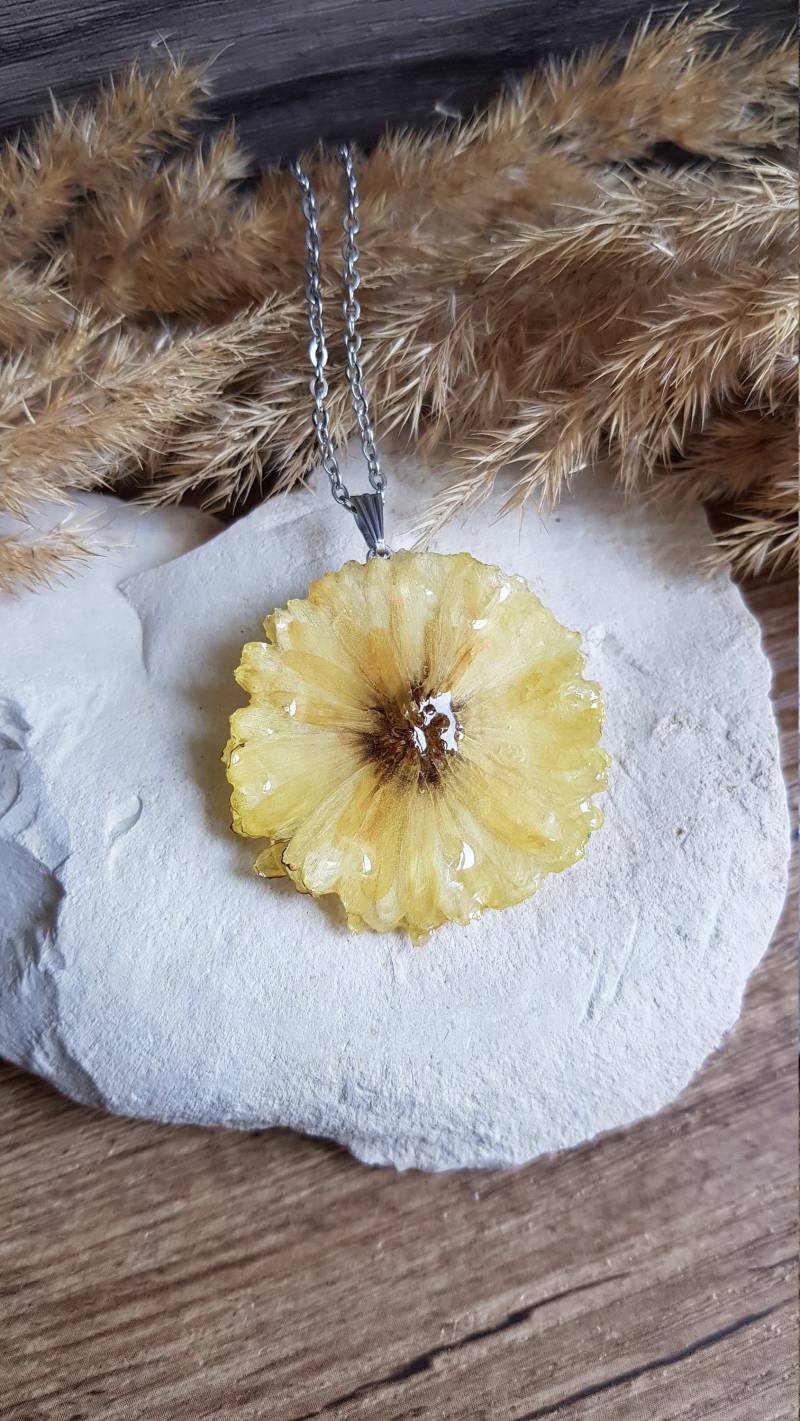 Kristallisierter Anhänger Aus Getrockneten Chrysanthemenblüten. Einzeln Oder Mit Kette Erhältlich. Blumen von CleopheaResinea