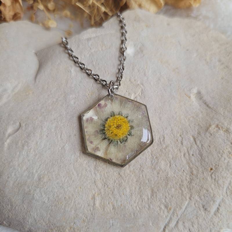 Anhänger Aus Getrockneten Gänseblümchen. Sechseckiger Anhänger. Einzeln Oder Mit Kette Erhältlich von CleopheaResinea