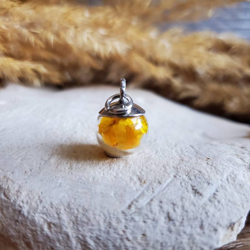 Glaskugel-Anhänger Mit Getrockneten Ringelblumenblüten. Einzeln Oder Kette Verkauft. Halskette Aus Blumen von CleopheaResinea