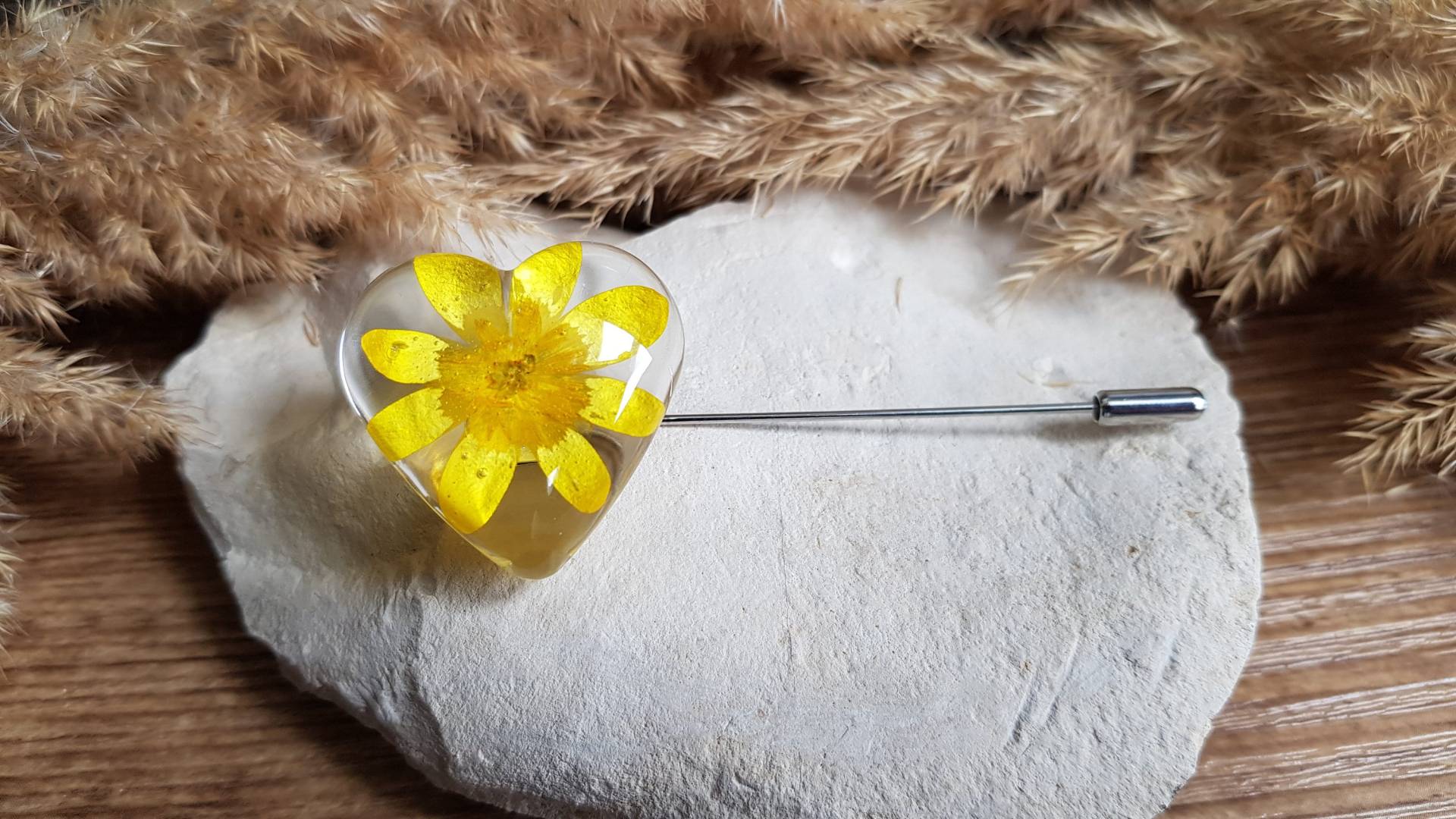 Herzförmige Brosche Mit Getrockneten Scharbockskrautblüten. Blumenbrosche. Aus Blumen von CleopheaResinea