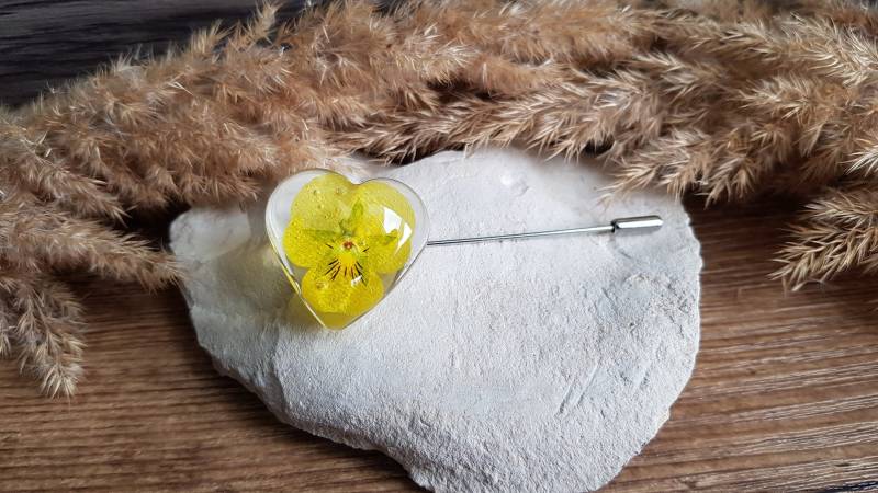 Herzförmige Brosche Mit Getrockneten Stiefmütterchenblüten. Blumenbrosche. Aus Blumen von CleopheaResinea