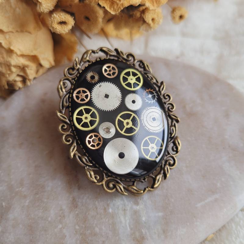 Ovale Steampunk-Brosche Aus Barockharz - Handgefertigter Schmuck Recycelten Uhrenteilen von CleopheaResinea