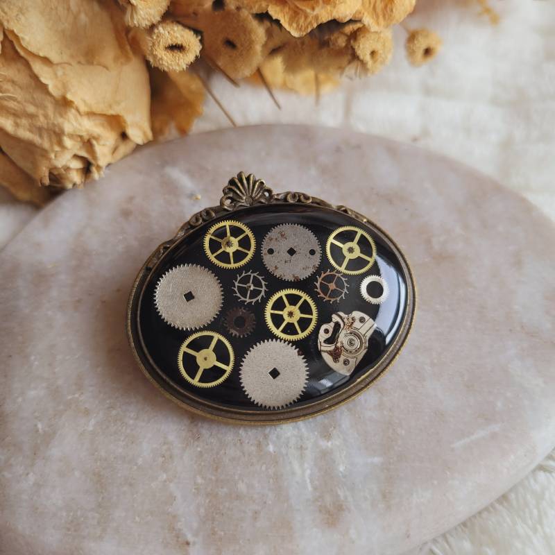 Ovale Steampunk-Brosche Aus Barockharz - Handgefertigter Schmuck Recycelten Uhrenteilen von CleopheaResinea