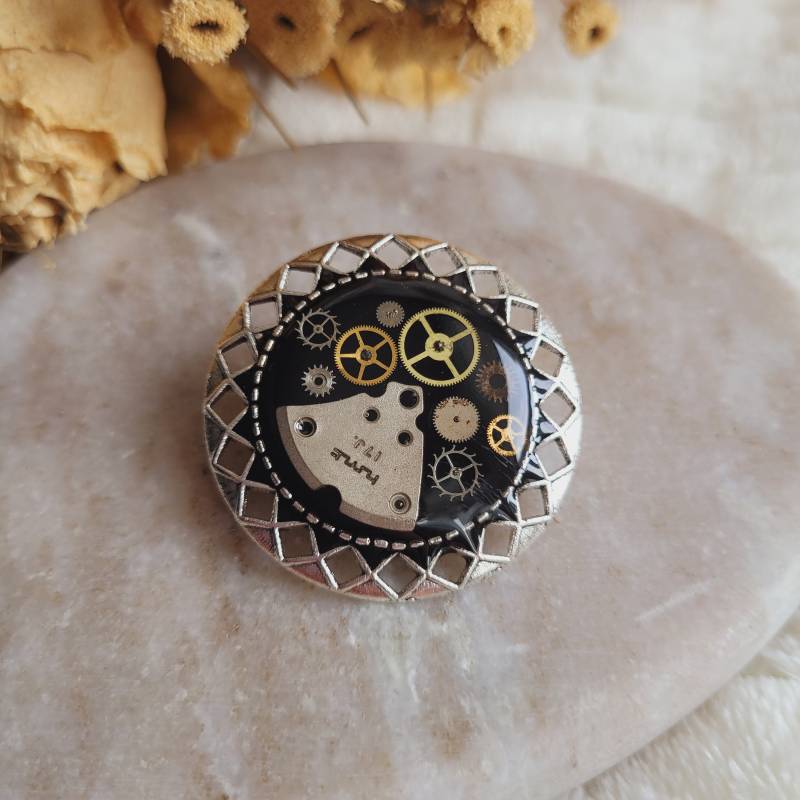 Runde Steampunk-Brosche Aus Barockharz - Handgefertigter Schmuck Recycelten Uhrenteilen von CleopheaResinea