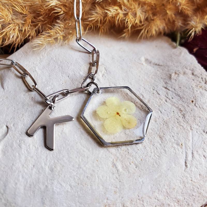 Sechseckige Halskette Mit Anhänger Aus Harz Und Edelstahl Getrockneten Fliederblüten - Schmuck Personalisiertem Anfangsbuchstaben, 50 cm Lange von CleopheaResinea