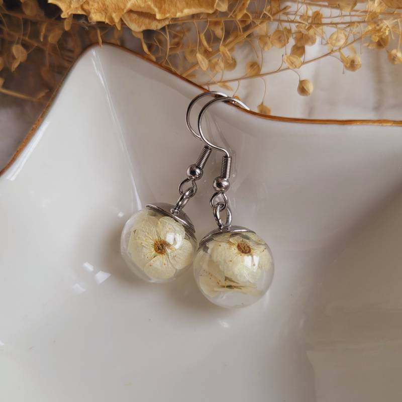 Spirea-Kugelohrringe Aus Getrockneten Blüten. Natürliche Ohrringe Blumen von CleopheaResinea