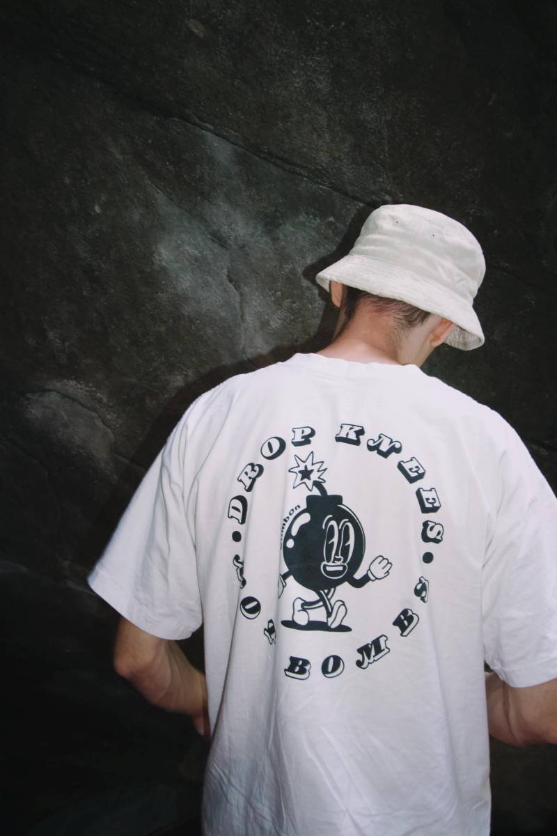 Boulder T-Shirt "Drop Knees Not Bombs" - 100% Baumwolle Unisex Climbon Und Kletter Shirt Nachhaltig Produziert Boulder T-Shirt "Drop Knees Not Bombs" - 100% Baumwolle Unisex Climbon Und Kletter Shirt Nachhaltig Produziert von ClimbOnStickers