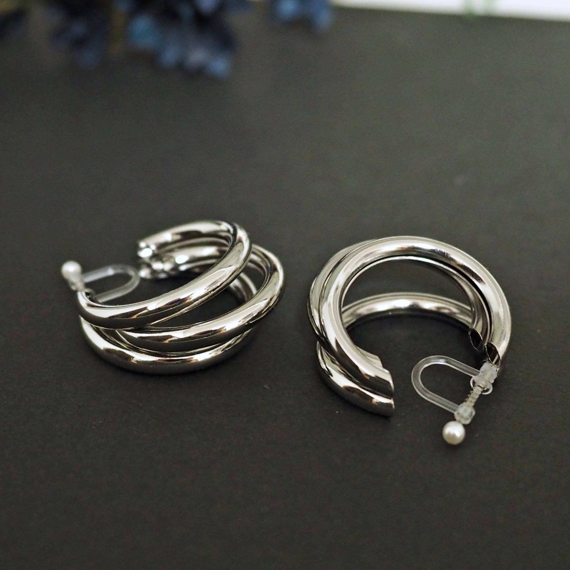 Goldfarbene, Klobige, Unsichtbare Ohrclips, Huggie-Creolen, Nicht Durchbohrte Ohrringe, Silberne Dreifach-Creolen Für Frauen von ClipOnEarringsJP