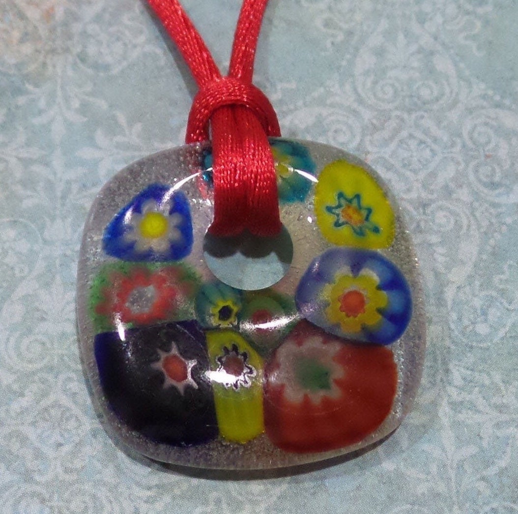 Bunte Blume Geschmolzenes Glas Halskette, Blau, Türkis, Schwarz, Gelb, Rot, Bereit Zu Versenden, Geschenk Für Kind - Platzender Regenbogen -8 von ClipOnGallery