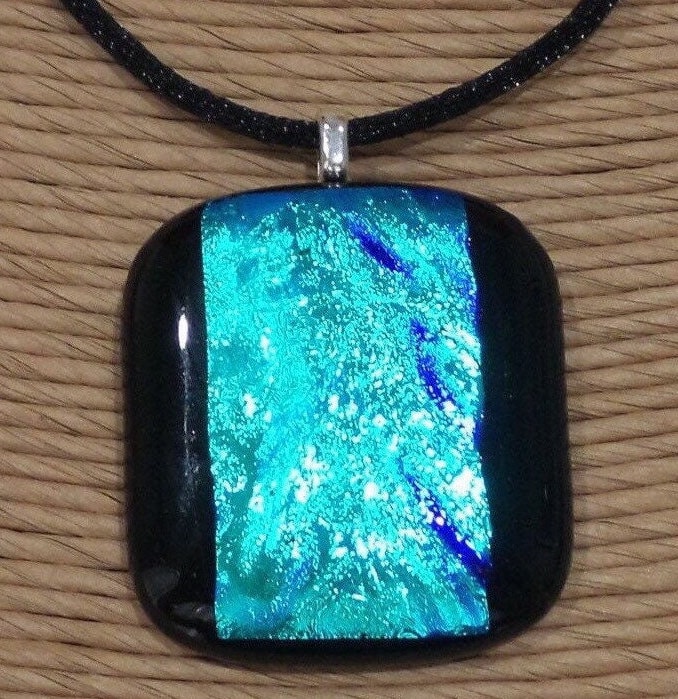 Dichroic Grün Und Blau Halskette, Funkelnder Verschmolzener Glasanhänger, Handgemachter Schmuck, Schneller Versand - River Flow -8 von ClipOnGallery