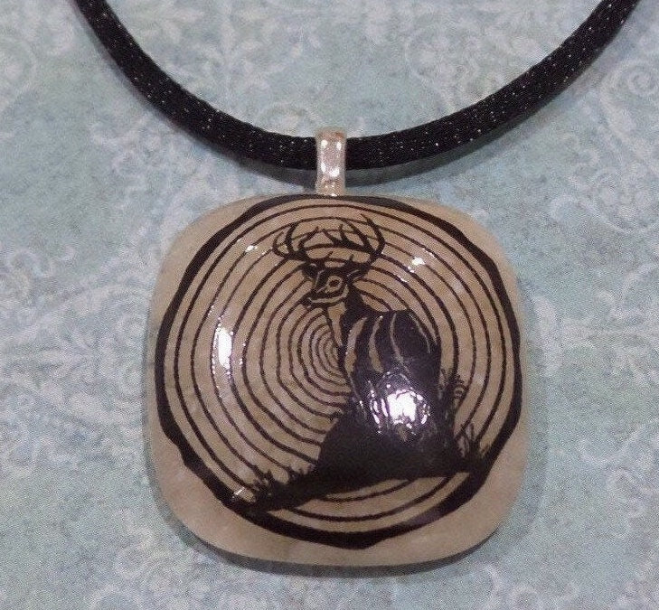 Hirsch Halskette, Beige Glas Anhänger, Handgefertigter Schmuck, Jagd, Männer, Tierschmuck, Versandfertig - Saison -8 von ClipOnGallery