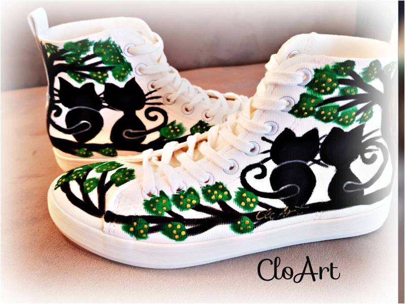 Bemalte Turnschuhe Mit Katzen Und Baum, Handbemalte Turnschuhe, Schwarze Schuhe, Katzenkunstschuhe, Maßgeschneiderte Katzenschuhe von CloArtHandmade