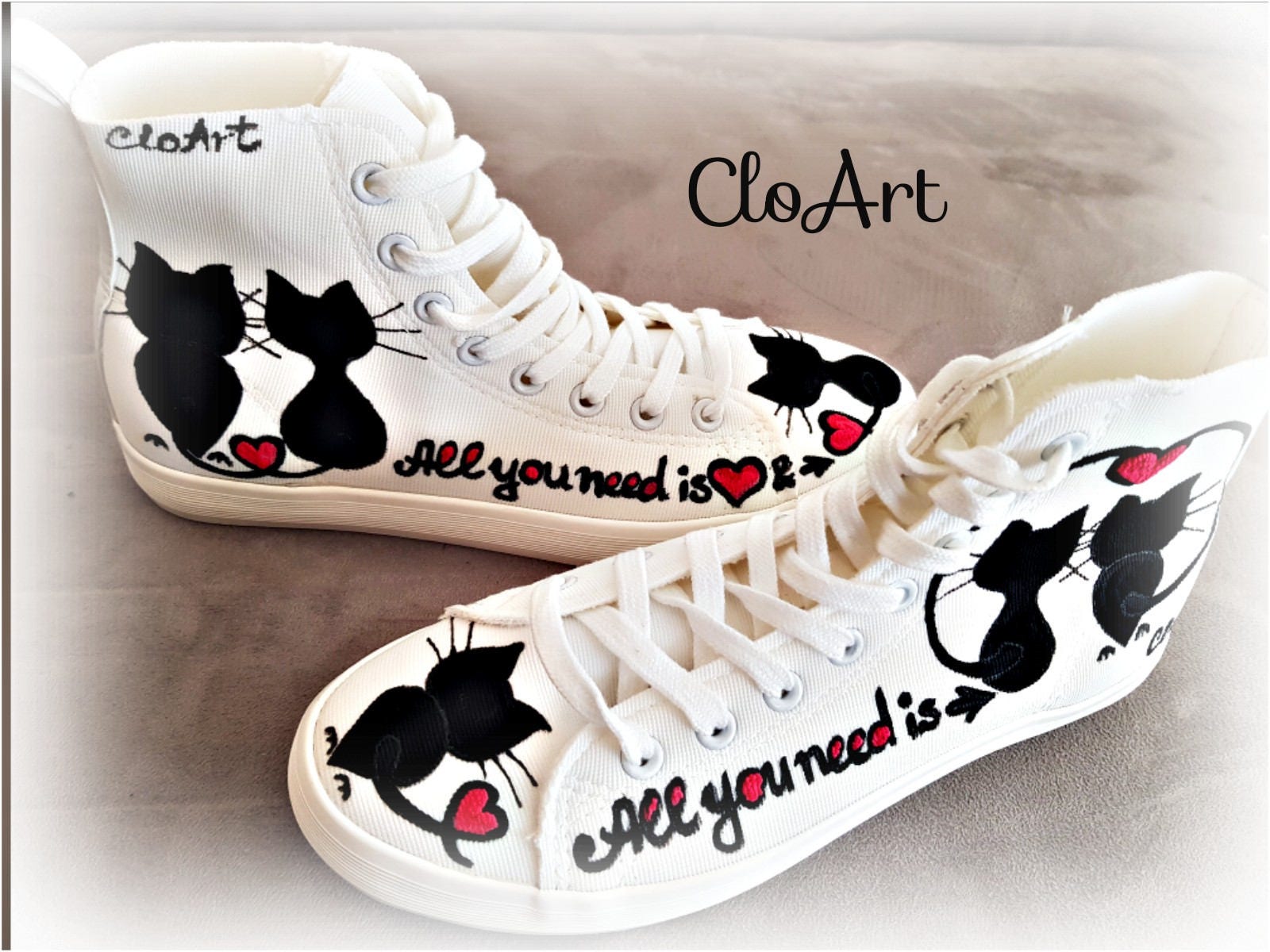 Bemalte Turnschuhe Mit Schwarzen Katzen, Katzensegeltuch Turnschuhe, Katzenliebhaber Schuhe, Benutzerdefinierte Katzen Maßgeschneiderte Katzenschuhe Bemalte Turnschuhe Mit Schwarzen Katzen, Katzensegeltuch Turnschuhe, Katzenliebhaber Schuhe, Benutzerdefinierte Katzen Maßgeschneiderte Katzenschuhe von CloArtHandmade