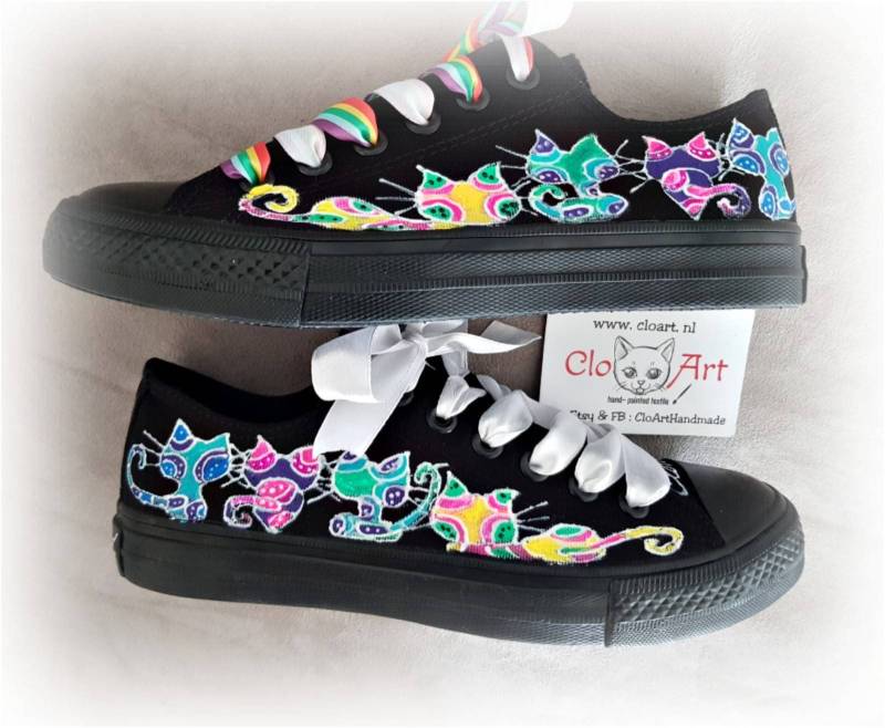 Handbemalte Katzen Sneakers, Bunte Damen Krawatte Schuhe von CloArtHandmade