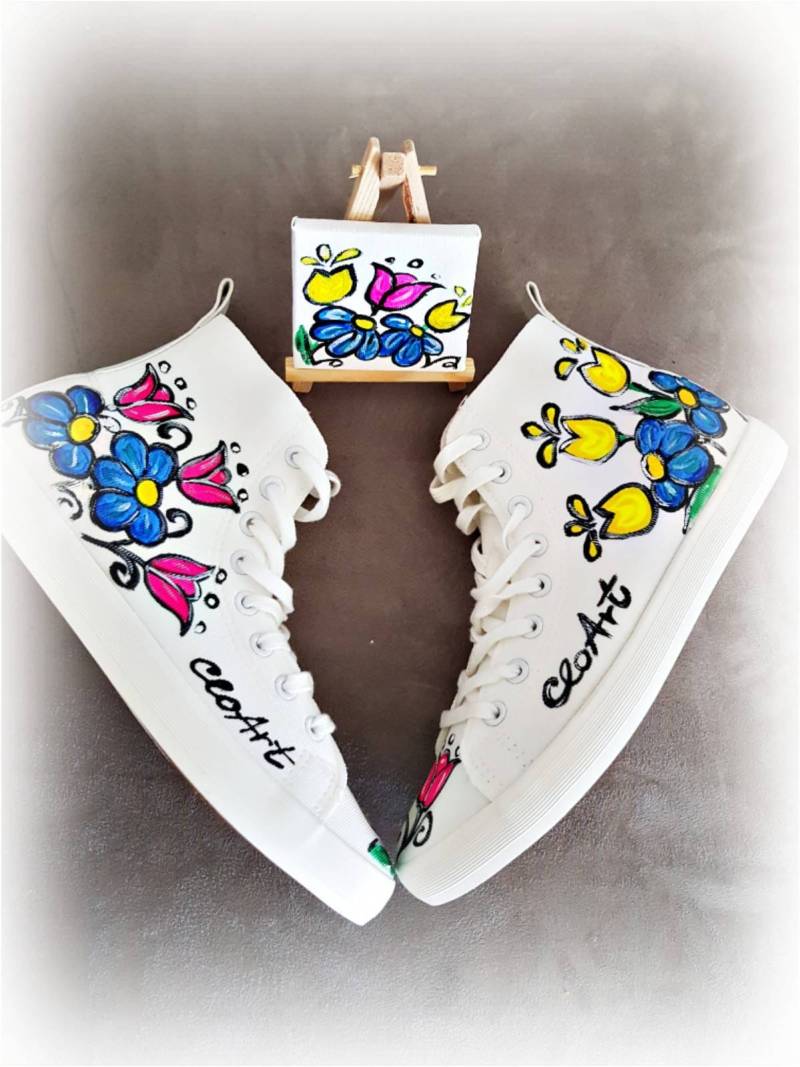 Sommerblumen Turnschuhe, Gemalte Blumen Bunte Sommerschuhe, Liebesblumen Geschenk, Tulpen Neonblumen Schuhe, Neonschuhe von CloArtHandmade