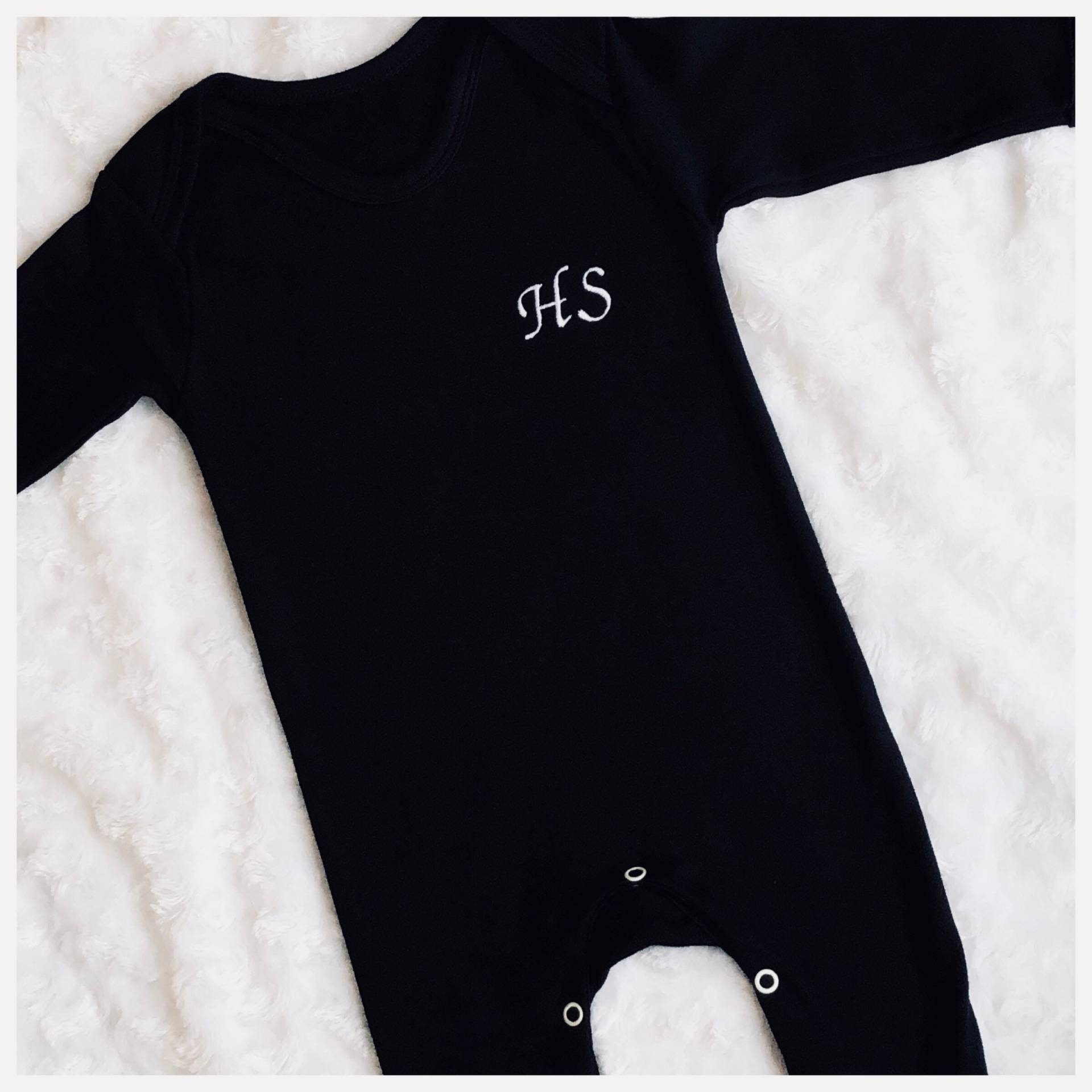 Bestickte Initiale Babygrow - Colours & Fädelfarben Verfügbar Neue Babygeburt Personalisierte Onesie Bestickte Initiale Babygrow - Colours & Fädelfarben Verfügbar Neue Babygeburt Personalisierte Onesie von CloBellaBoutique