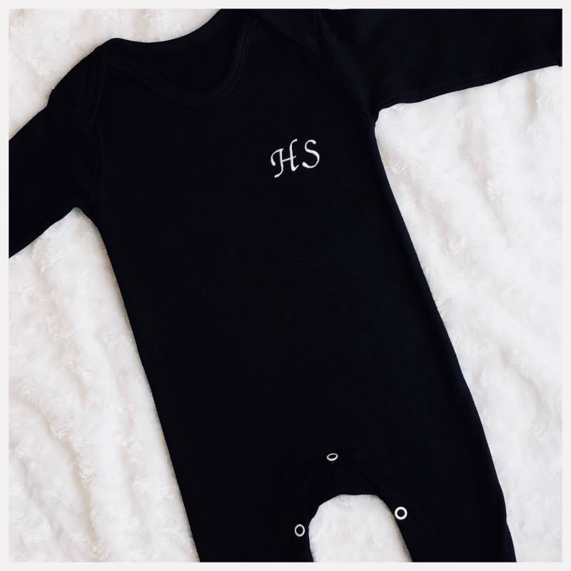 Bestickte Initiale Babygrow - Colours & Fädelfarben Verfügbar Neue Babygeburt Personalisierte Onesie von CloBellaBoutique