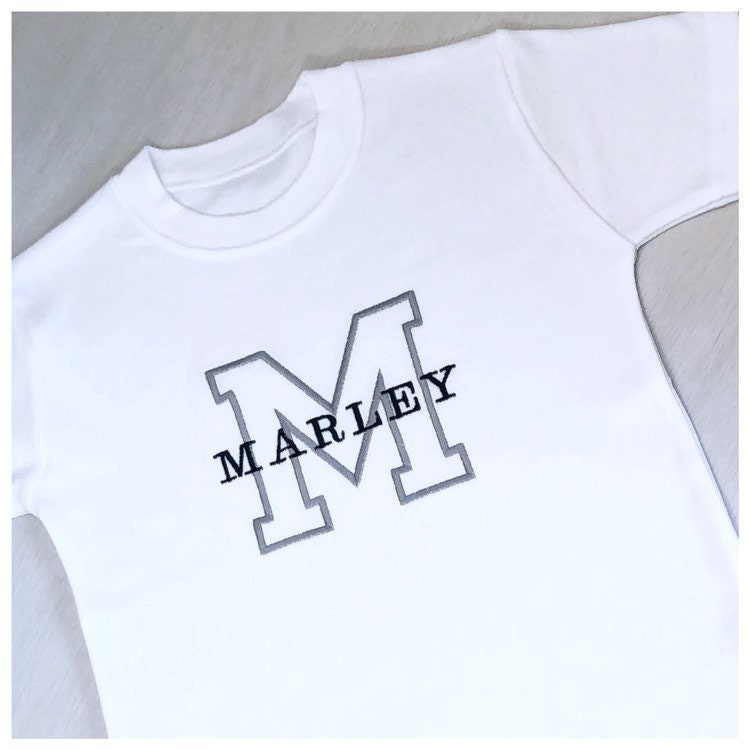 Besticktes Personalisiertes Kinder T-Shirt - Personalisiertes Großes Initial Name von CloBellaBoutique
