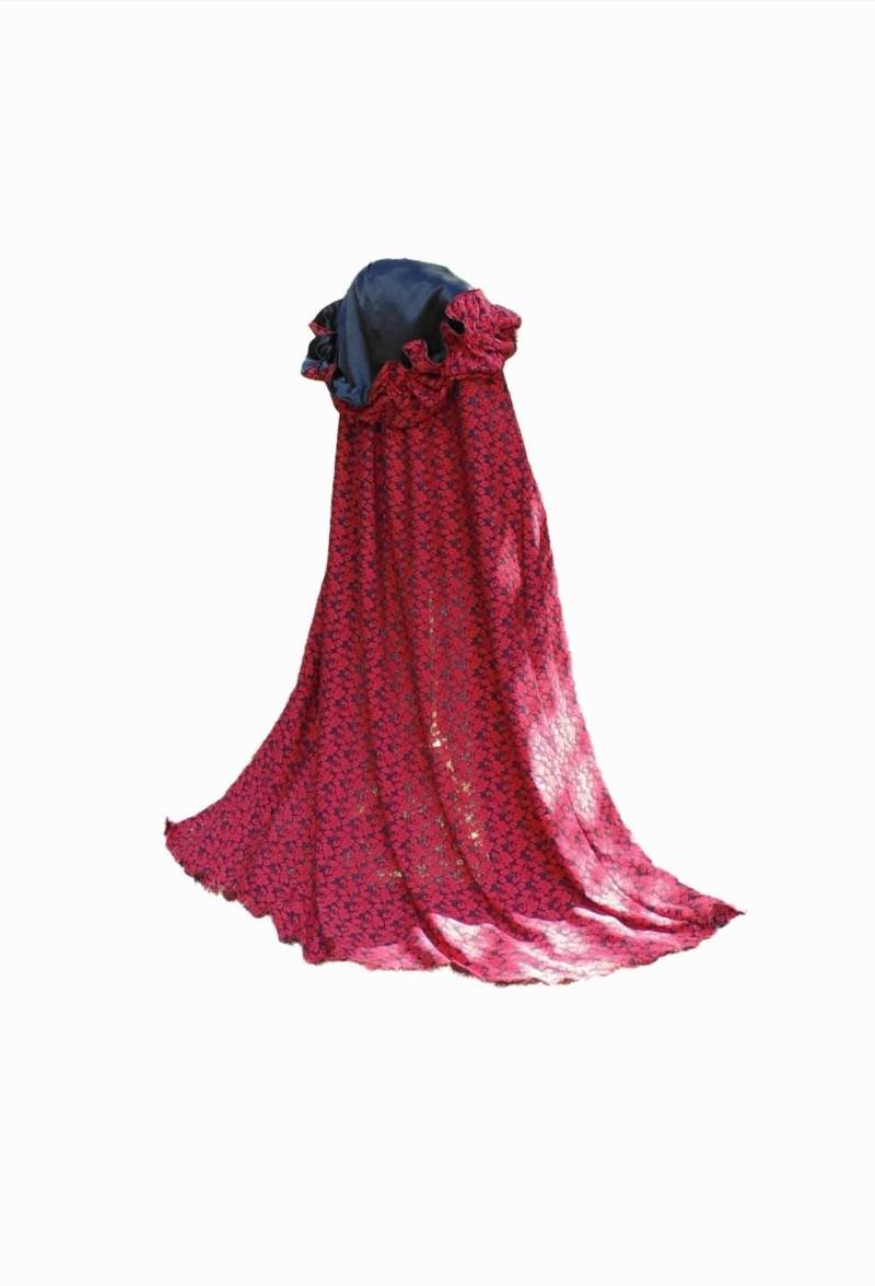 Cape in Schwarzer Und Roter Stretch-Spitze Mit Schwarzem Satin von CloakinSwagger