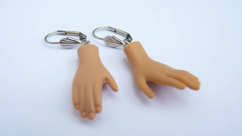 Barbie-Handohrringe Mit Silbernem Aufsatz Barbie-Handohrringe Mit Silbernem Aufsatz von Cloclostudio