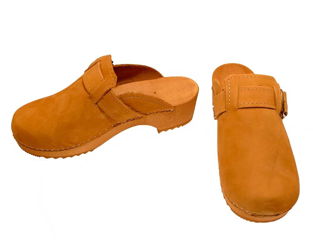 Nubuk Clogs Mit Riemen Gelb Nubuk Clogs Mit Riemen Gelb von Clogshop