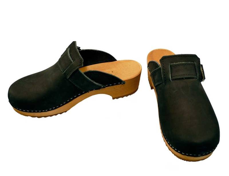 Nubuk Clogs Mit Riemen Schwarz Nubuk Clogs Mit Riemen Schwarz von Clogshop