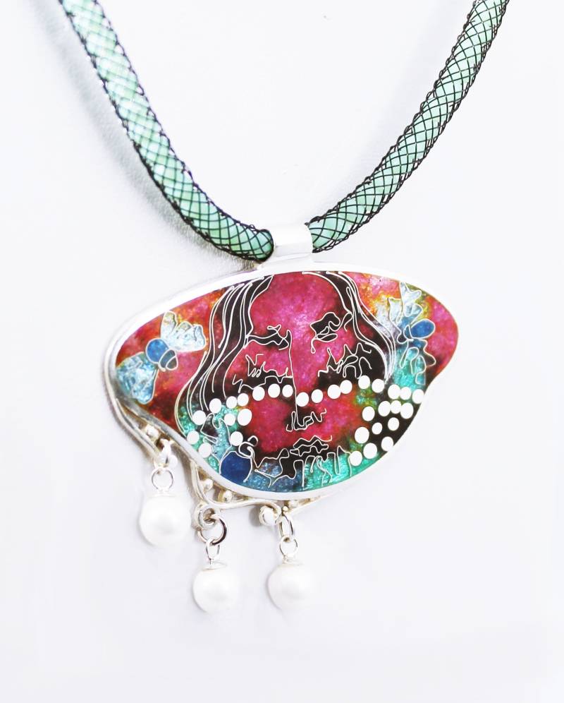 Pendant" Woman With Pearls". Cloisonne Emaille, Handmade, Unikat, Sterling Silber 925 von CloisonneMariamart