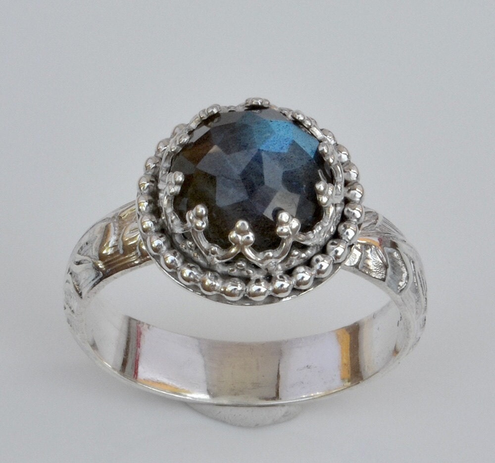 Handgemachter Labradorit-Ring Aus Sterlingsilber Facettierter Stein, Florales Band von ClosParra