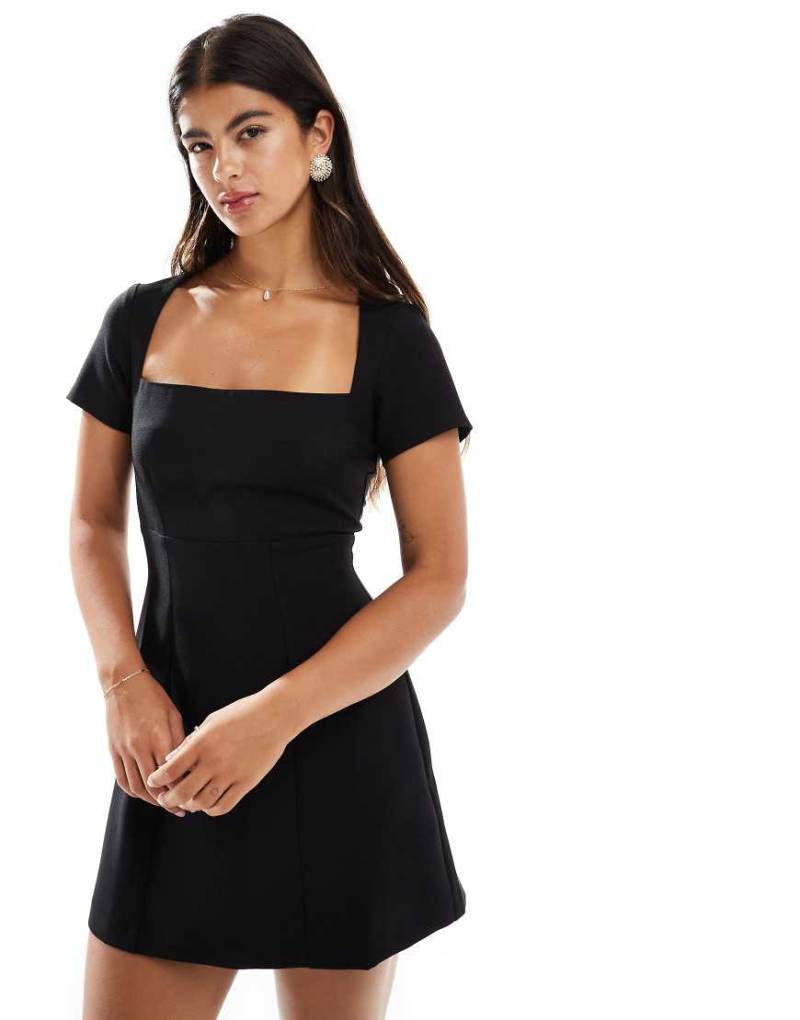 Closet London - Minikleid in Schwarz mit eckigem Ausschnitt von Closet London