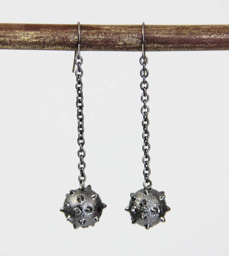 Gunmetal Spike Ball Ohrringe - Neutral Dunkelgrau Silber Metall Ohrhänger Mittelalterliche Streitkolben Waffe Und Kettenanhänger von ClosetGeekery