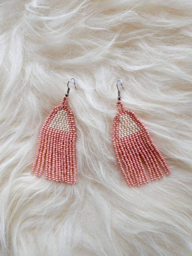 Handgefertigte Perlen Pfirsich Fransen Weiß Kontrast Lange Artisan Made Fair-Trade Ohrringe von ClosiTherapiVintage