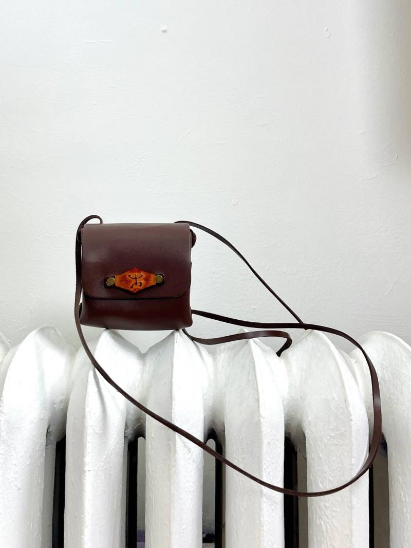 Handgemachte Mini Leder Box Crossbody Festival Boxy Bag in Carob Braun Strukturiert von ClosiTherapiVintage