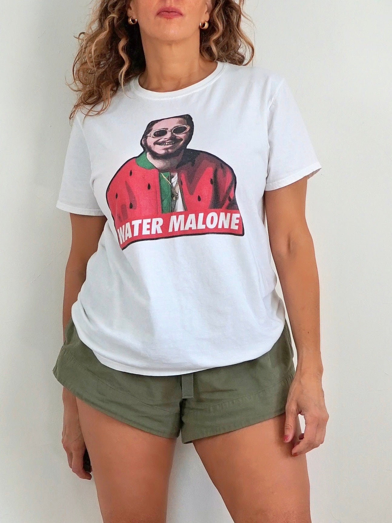 Post Malone Lustig "Wasser Malone" Humor One Off White Soft Wassermelone Kurzarm Obst Grafik Blasorchester T-Shirt von ClosiTherapiVintage