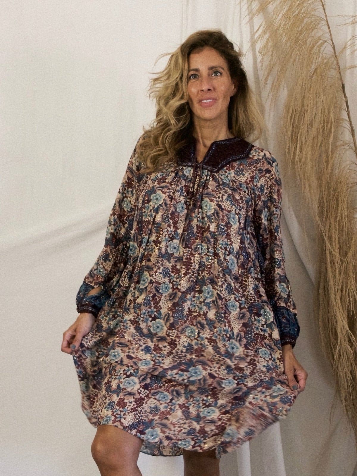 Vintage 70Er Jahre Baumwolle Gaze Blumenmuster Golden Metallic Faden Indien Bauern Gesteppt Boho Festival Breezy Langarm Kleid von ClosiTherapiVintage