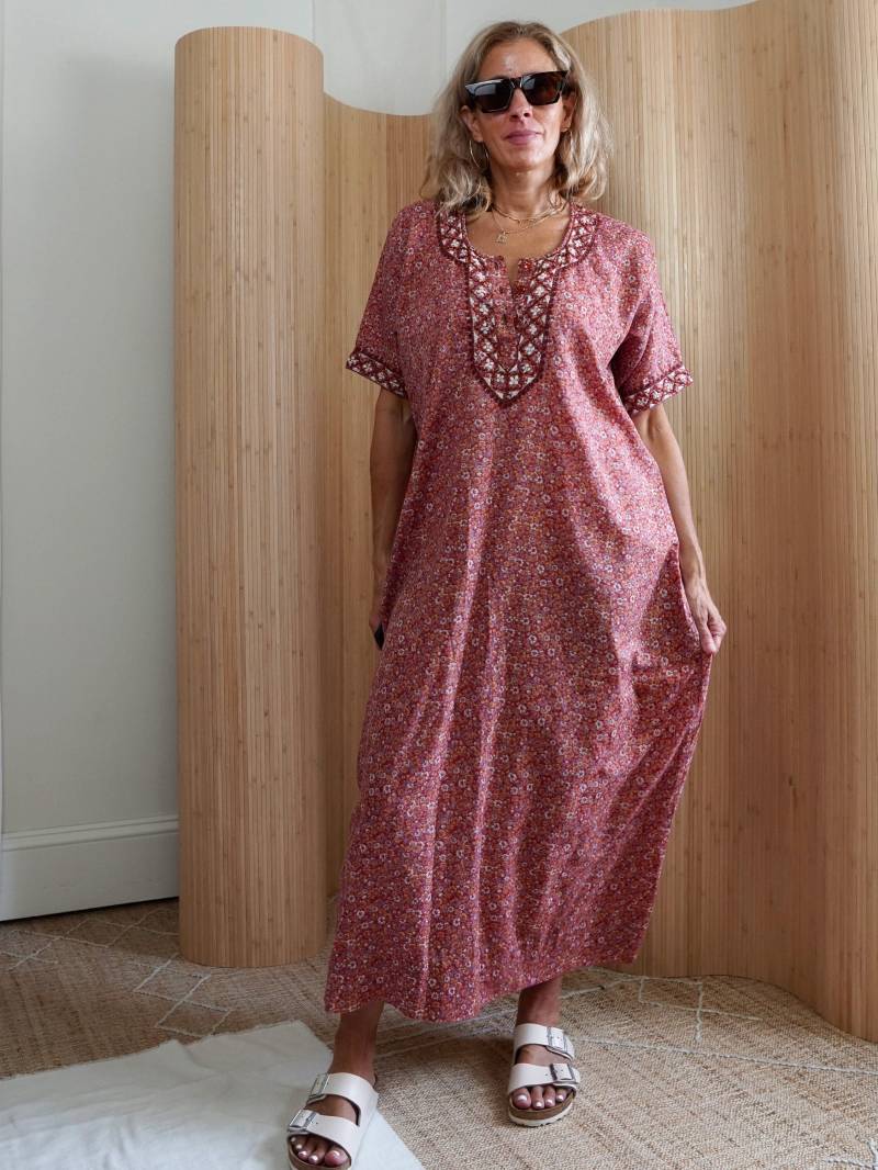 Vintage 70Er Jahre Floral Mauve Rosa Besticktes Langes Boho Kaftan Luftiges Baumwolle Maxi Kleid von ClosiTherapiVintage
