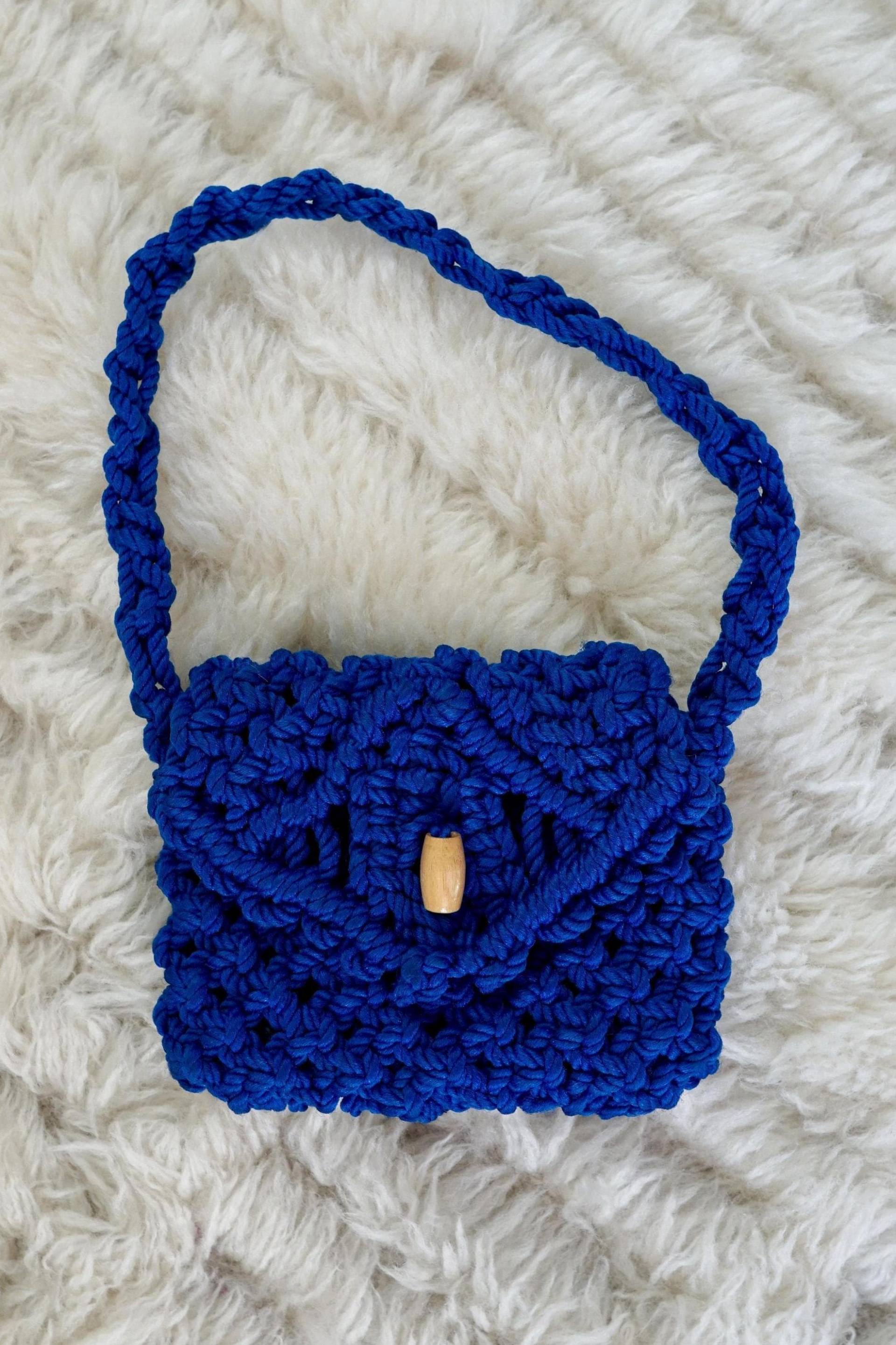 Vintage 70Er Jahre Handgefertigte Blaue Makramee Zierliche Würde Knopfverschluss Blaubeere Gewebte Boho Festival Texturierte Umhängetasche von ClosiTherapiVintage