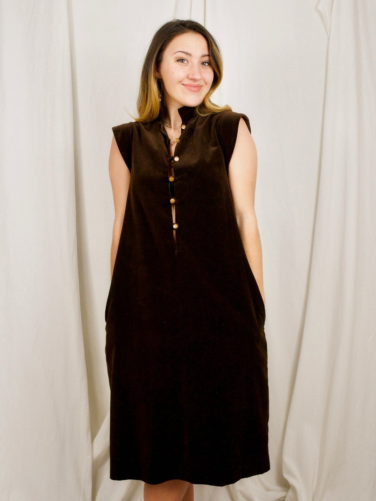 Vintage 70Er Jahre Nussbaum Plüsch Samt Velour Braun Stehkragen Orb Knopf A-Line Tasche Flügelärmel Kleid von ClosiTherapiVintage