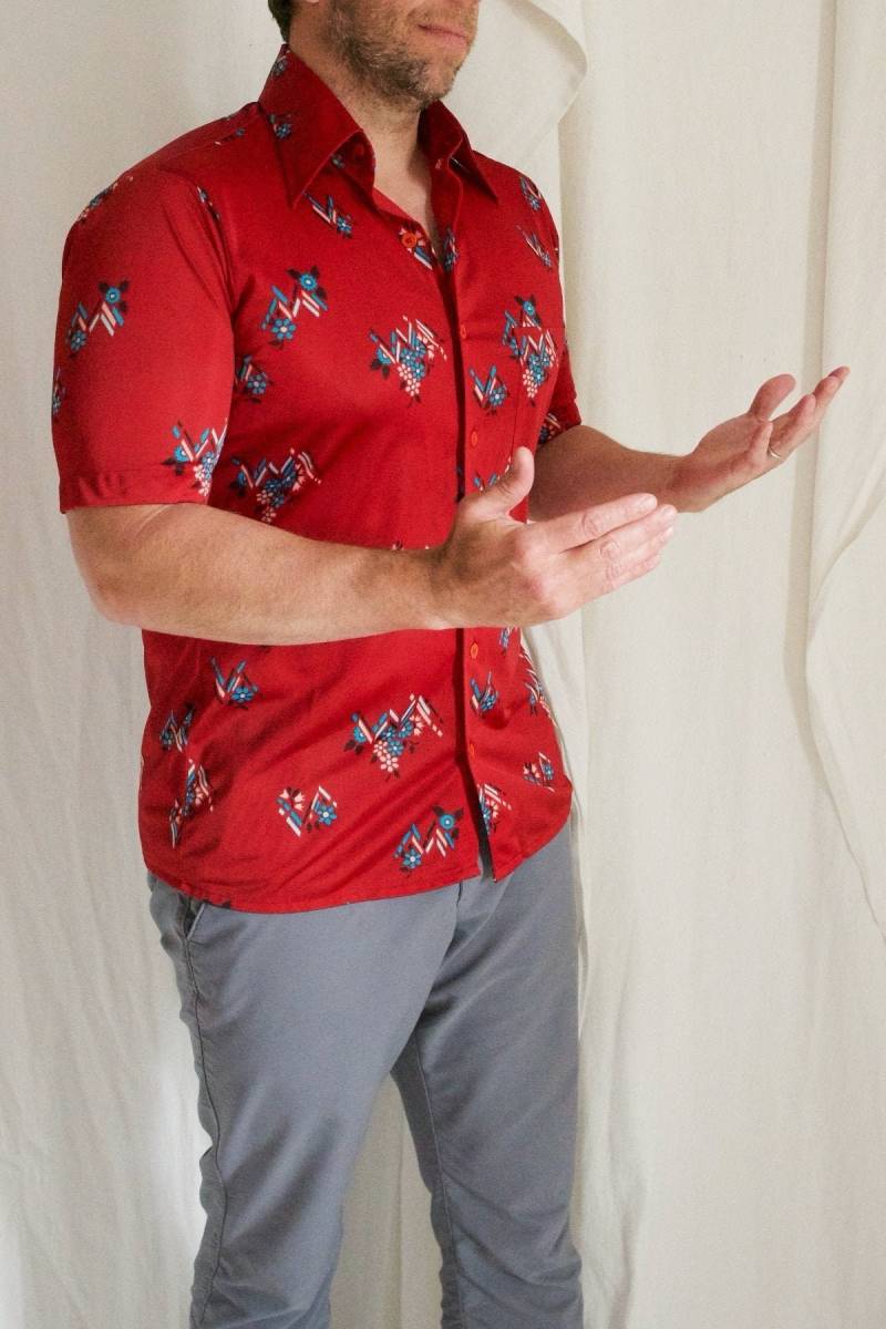 Vintage 70Er Jahre Southwestern Floral Seidiges Nylon Blumenmuster Pfeil Print Herren Scrambler Shirt von ClosiTherapiVintage