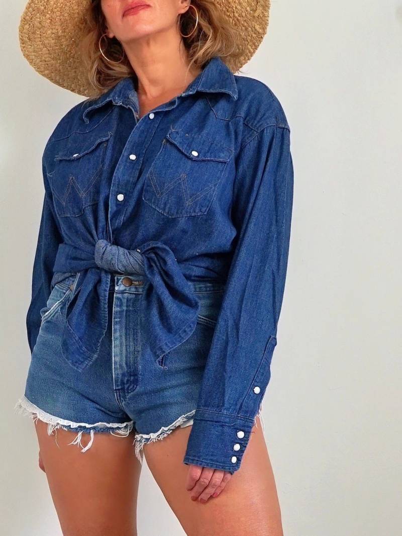 Vintage 70Er Wrangler Sanforized Western Pearl Snap Button Herren Dark Denim Langarm Baumwolle Cowboy Extra Long Tails Herrenhemd von ClosiTherapiVintage
