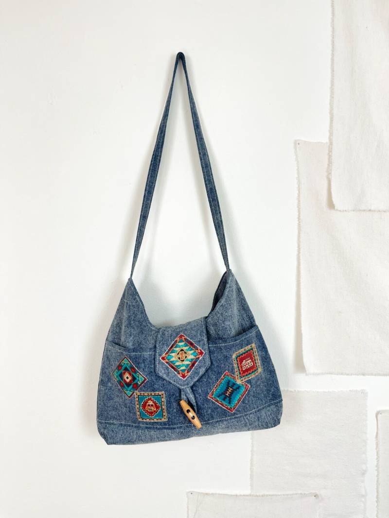Vintage 80Er Jahre Blue Cotton Denim Southwestern Appliqué Flap Closure Holzknopf Schulter Handmade Bag von ClosiTherapiVintage