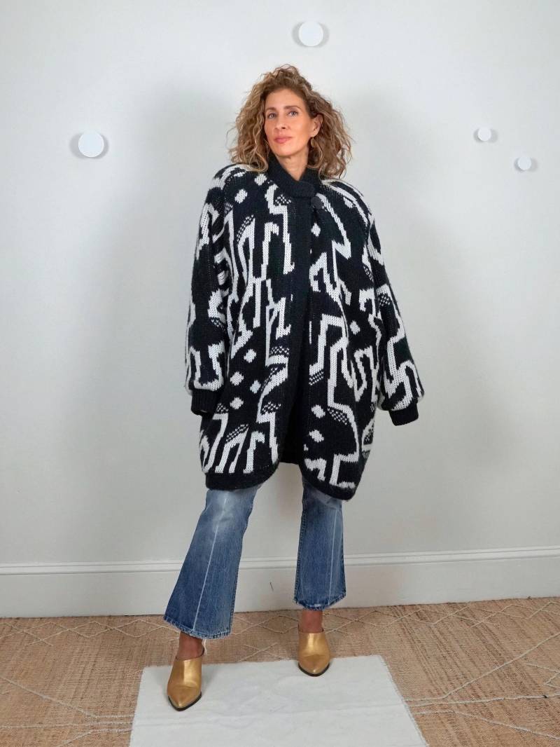 Vintage 80Er Jahre Chunky Knit Slouchy Cocoon Schwarz Weiß Abstrakt Labyrinth Gesteppte Lange Knopfleiste Hals Schwergewichts-strickjacke Bubble von ClosiTherapiVintage